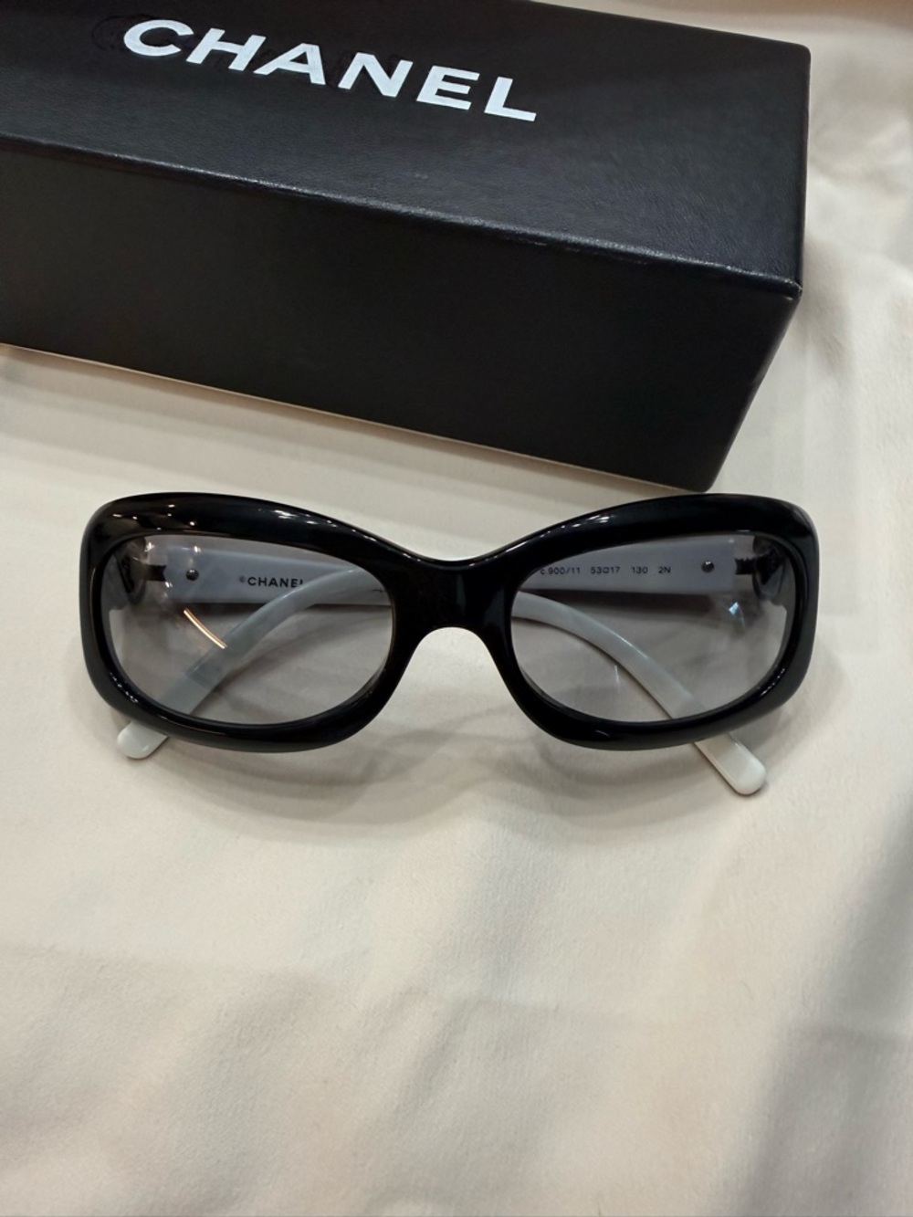 Chanel Camellia Sunglasses – Black Frame with CC Logo - Picture 9 of 14